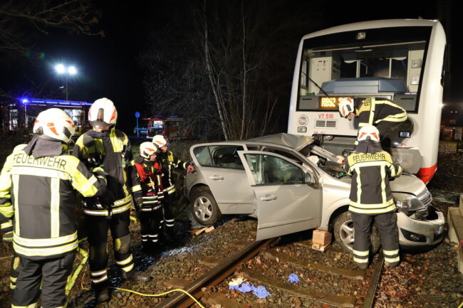 Tödlicher Bahnunfall in Oelsnitz: Zug erfasst Auto auf Bahnübergang - 