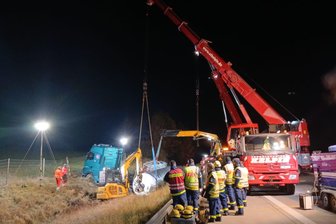 Tödlicher Lkw-Unfall auf A 72 bei Chemnitz - Ein Kran bei den Bergungsarbeiten des Lkw in der Nacht.