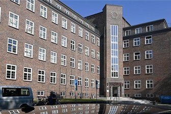 Tödlicher Messerangriff: Burgstädterin legt Geständnis ab - Blick auf das Landgericht in Chemnitz. Dort ist am Mittwoch die Verhandlung gegen eine 54-jährige Frau aus Burgstädt fortgesetzt worden. Sie soll ihren Lebensgefährten mit einem Messer erstochen haben. 