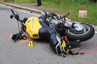 Tödlicher Motorradunfall im Erzgebirge: S 272 stundenlang voll gesperrt - Ein tragischer Motorradunfall hat sich am Montagnachmittag nahe Johanngeorgenstadt ereignet.
