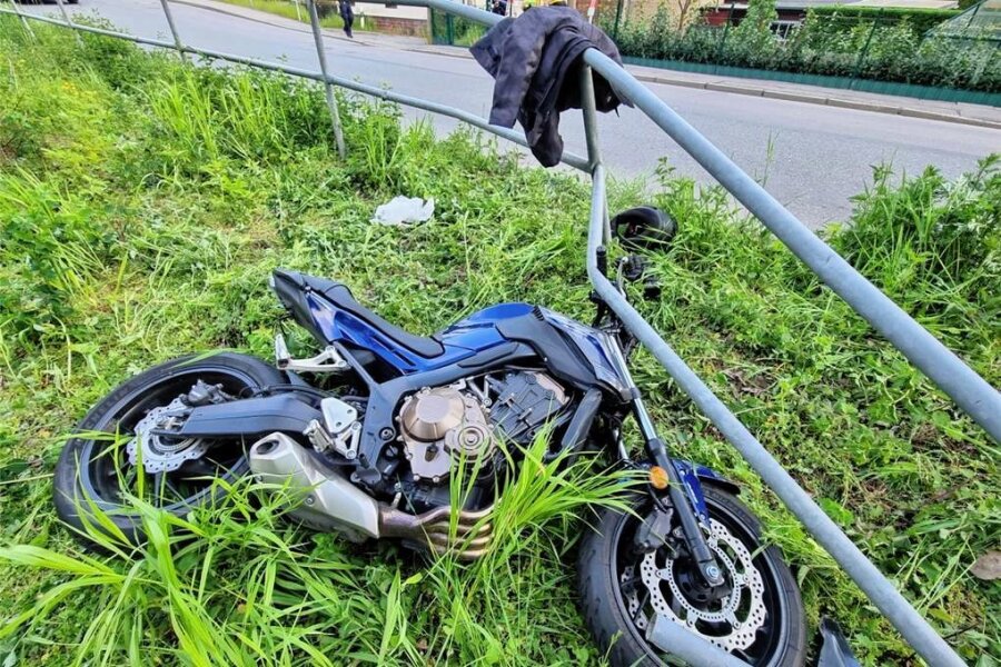 Tödlicher Motorradunfall in Chemnitz - Der Motorradfahrer durchbrach das Metallgitter am Pleißenbach und wurde schwerst verletzt. Er verstarb wenig später an den Unfallfolgen. 