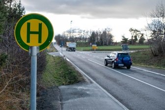 Die Straßenverkehrsbehörde hat an dieser Stelle, an der voriges Jahr eine Schülerin tödlich verletzt worden war, eine Ampel abgelehnt. 
