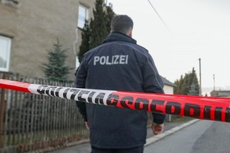 Tödlicher Streit in Limbach-Oberfrohna: 74-Jähriger steht wegen Totschlags vor Gericht - In Oberfrohna war am 7. März dieses Jahren ein Streit zwischen zwei Männern eskaliert. Ein damals 73 Jahre alter Mann zog schließlich eine Pistole und feuerte einen Schuss auf einen 41-Jährigen ab. Der starb dadurch. Die Polizei sperrte den Tatort weiträumig ab. Der mutmaßliche Schütze wurde wenige später unweit des Tatortes festgenommen.