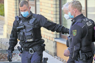 Tödlicher Streit in Limbach-Oberfrohna: "Ich hätte die scheiß Pistole nicht nehmen sollen" - Der 74-Jährige, der sich vor dem Schwurgericht wegen Totschlags verantworten muss, im Bild bei der Haftrichter-Vorführung, schildert eine andere Version von den Geschehnissen am 6. März in Limbach-Oberfrohna als die Ehefrau des 41-Jährigen, der durch einen Schuss tödlich verletzt worden war.