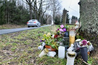 Tödlicher Unfall am Tierheim: Was bislang bekannt ist - An der Unfallstelle an der Straße Münzbachtal kurz hinter dem Ortsausgangsschild von Freiberg erinnerten auch am Mittwoch Blumen und Kerzen an die 42-Jährige, die hier am 30. Januar dieses Jahres tödlich verletzt worden war.
