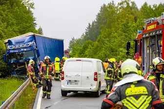 Tödlicher Unfall auf Autobahnzubringer im Erzgebirge: Pkw kollidiert mit Lkw im Gegenverkehr - Auf dem Autobahnzubringer hat sich zwischen Elterlein und Zwönitz am Montagmorgen ein schwerer Unfall ereignet. Ein 38-Jähriger kam dabei ums Leben. Die Straße war über Stunden wegen der Bergungsarbeiten gesperrt.
