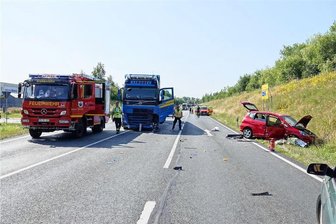 Tödlicher Unfall auf B 101 bei Siebenlehn: Gaffer kennen offenbar keine Grenze - Nach dem schweren Unfall am Dienstag gegen 9.15 Uhr auf der B 101 bei Siebenlehn beobachteten zahlreiche Schaulustige das Geschehen am Unfallort. Eine Frau mit ihren Kindern schaute bei der Reanimation des 81-jährigen Autofahrers vom nebengelegenen Hang aus zu.