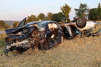 Tödlicher Unfall auf B 95 im Erzgebirge: Polizei nennt Details - Die beiden Fahrzeuge kollidierten zwischen Kühberg und Annaberg frontal miteinander.