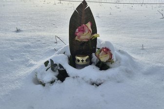 Tödlicher Unfall auf der B 101 bei Brand-Erbisdorf: Wie ist der Stand der Ermittlungen? - Blumen und Kerze an der B 101 bei Brand-Erbisdorf erinnern an das 18-jährige Unfallopfer.