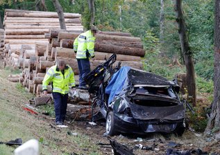 Tödlicher Unfall auf der B 173: Fahrer fuhr zu schnell - Beamte an der Unfallstelle