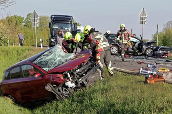 Tödlicher Unfall auf der Freitagstraße bei Zwickau: Staatsanwaltschaft erhebt Anklage wegen fahrlässiger Tötung - Der Fahrer des Hyundai starb nach einem Frontalzusammenstoß mit einem VW noch an der Unfallstelle. Die VW-Fahrerin war in einer Rechtskurve in die Gegenfahrbahn geraten.