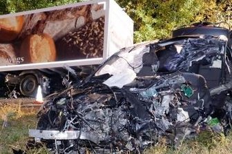 Tödlicher Unfall auf der Neefestraße - Der zertrümmerte BMW an der Unfallstelle.