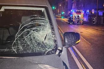 Tödlicher Unfall auf der Reichenbacher Straße in Zwickau: 68-jährige Frau stirbt im Krankenhaus - Die Frontscheibe am Nissan ist durch die Wucht des Aufpralls stark beschädigt.