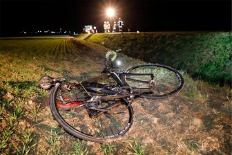 Tödlicher Unfall auf der S 200 wirft Fragen auf - Ein Rennradfahrer ist am späten Samstagnachmittag auf der S 200 von einem Pkw erfasst worden.