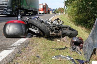 Tödlicher Unfall bei Nossen: Biker stirbt nach Überholmanöver - Ein Biker ist am Montag auf der B 101 bei Nossen nach einem schweren Unfall verstorben.