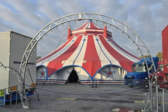 Tödlicher Unfall bei Zirkusvorstellung in Bautzen: Krisenintervention betreut Augenzeugen - Zu einem Polizei-Einsatz ist es am Samstag an einem Zirkus in Bautzen gekommen.