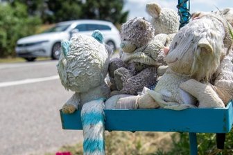 Tödlicher Unfall: Fahrer zu Geldstrafe verurteilt - Ein Gedenkort mit Plüschtieren und Blumen erinnert an den schrecklichen Verkehrsunfall bei Oberhain, bei dem ein elfjähriges Mädchen im März 2019 ums Leben gekommen war.