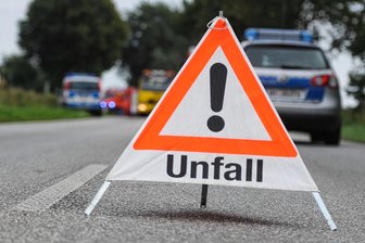 Tödlicher Unfall im Erzgebirge: Auto prallt gegen Baum – Fahrer stirbt - Bei der Kollision seines Pkw mit einem Baum ist der Fahrer am Dienstag in Rittersgrün tödlich verletzt worden.
