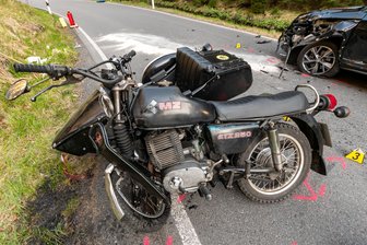 Tödlicher Unfall im Erzgebirge: Motorradfahrer gerät in Gegenverkehr und kollidiert mit Skoda - Ein Motorradfahrer ist am Sonntag bei einem Unfall auf der S 216 tödlich verunglückt.