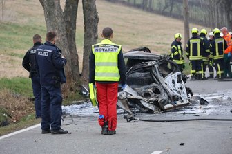 Tödlicher Unfall im Erzgebirge: Polizei schließt Ermittlungen ab - Das ist bekannt - Bei einem Verkehrsunfall am 24. März in Lößnitz war ein Auto vollständig ausgebrannt. Für eine Person kam jede Hilfe zu spät.