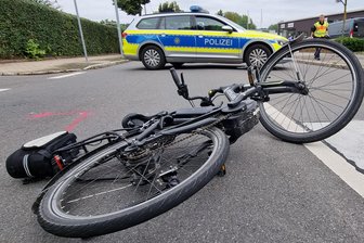 Tödlicher Unfall im Erzgebirge: Radfahrer stirbt nach Kollision - Ein tödlicher Verkehrsunfall hat sich am Dienstag im Erzgebirge ereignet.