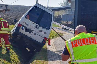 Tödlicher Unfall im Norden von Mittelsachsen - Ein VW-Transporter fuhr am Samstagmorgen in Kattnitz gegen einen Telefonmast.