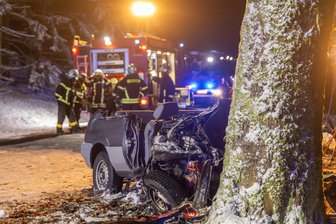 Tödlicher Unfall im Vogtland: 18-Jähriger prallt gegen einen Baum und stirbt - Durch den Aufprall wurde der junge Fahrer so schwer verletzt, dass er noch an der Unfallstelle seinen Verletzungen erlag.