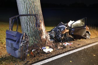 Tödlicher Unfall in Chemnitz - Auto kracht gegen Baum - Ein 55-Jähriger ist am Montagabend bei einem schweren Verkehrsunfall in Chemnitz ums Leben gekommen.