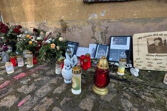 Tödlicher Unfall in Geyer: Unfallgutachten im Auftrag der Staatsanwaltschaft steht noch aus - An der Unfallstelle im Stadtzentrum von Geyer haben Angehörige und Freunde Blumen niedergelegt.