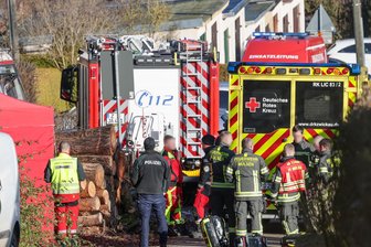 Tödlicher Unfall in Mülsen: Mann unter fallendem Baum eingeklemmt - Ein 64-Jähriger wurde bei Waldarbeiten in Mülsen von einem Baum erfasst und verstarb noch am Unfallort.