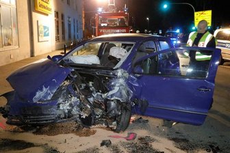 Tödlicher Unfall in Neukirchen: Autofahrer kracht gegen Hauswand - Der Unfall ereignete sich auf der Hauptstraße in Neukirchen. 