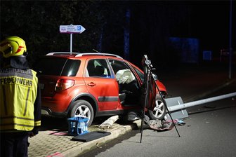 Tödlicher Unfall in Rochlitz: Feuerwehr und Polizei nennen weitere Details - Am frühen Donnerstagmorgen ist in Rochlitz ein Auto von der Fahrbahn abgekommen.