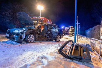 Tödlicher Unfall in Tannenberg: Fahrer stand unter Alkoholeinfluss - Feuerwehrleute mussten die Fahrertür des Seats mit hydraulischem Rettungsgerät entfernen.