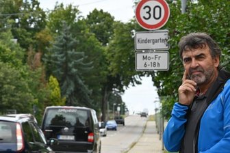 Tödlicher Unfall in Taura: Anwohner fordert Blitzer - Anwohner Stefan Kaden steht vor dem Tempo-30-Schild in Taura, wo ein tödlicher Unfall passiert ist.