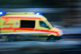 Tödlicher Unfall in Zwickau: Fahrzeug erfasst Fußgängerin - Eine 79 Jahre alte Fußgängerin ist bei einem Unfall am Freitagvormittag in Zwickau tödlich verletzt worden.