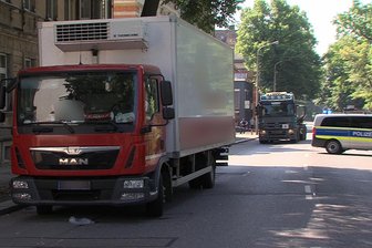 Tödlicher Unfall in Zwickau: Laster erfasst Radfahrer - Laut Polizei wurde der Radfahrer beim Abbiegen von der Friedrich-Engels-Straße auf die Crimmitschauer Straße von einem Lkw erfasst.