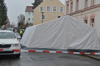 Tödlicher Unfall - Mann stürzt bei Schlüsselsuche in Gully -