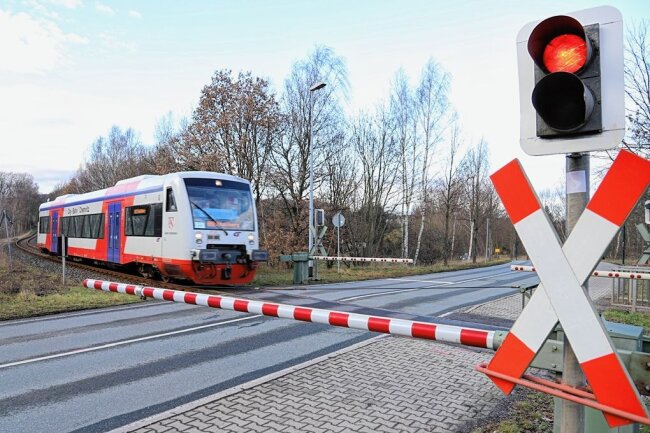 Tödlicher Unfall mit Citybahn in Oelsnitz: 81-Jähriger ignorierte Schranke am Bahnübergang - Die Stelle am Tag eins nach dem tödlichen Unfall in Mitteloelsnitz. Den Fahrbetrieb konnte die Citybahn am Morgen gegen 5 Uhr wieder aufnehmen. 