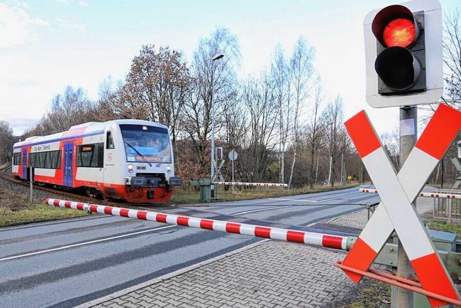 Tödlicher Unfall mit Citybahn in Oelsnitz: 81-Jähriger ignorierte Schranke am Bahnübergang - Die Stelle am Tag eins nach dem tödlichen Unfall in Mitteloelsnitz. Den Fahrbetrieb konnte die Citybahn am Morgen gegen 5 Uhr wieder aufnehmen. 