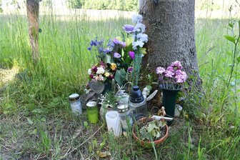 Tödlicher Unfall mit Fahrerflucht nahe dem Tierheim Freiberg kommt vor das Amtsgericht - Die Unfallstelle an der Straße Münzbachtal zwischen Freiberg und Großschirma liegt nur etwa 200 Meter vom Tierheim Freiberg entfernt. Hier war am 30. Januar 2023 eine 42-jährige Fußgängerin von einem Auto erfasst und tödlich verletzt worden. Blumen und Kerzen erinnern seither an die Verstorbene.