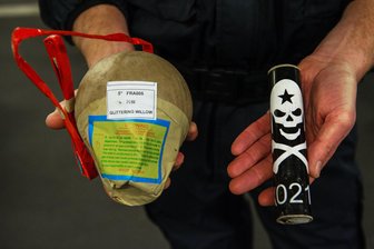 Tödlicher Unfall mit Feuerwerk in Hartha: Das macht Kugelbomben so gefährlich - Kugelbomben (links) üben eine große Faszination aus, sind aber „kreuzgefährlich“, wie ein Pyrotechniker betont. Vielen werde die Zündschnur zum Verhängnis, die in Sekundenschnelle abbrennt.