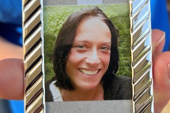 Tödlicher Unfall nahe dem Tierheim Freiberg: Hätte Nancy gerettet werden können? - Die Mutter des Opfers hatte zum Prozess in Freiberg am Montag ein Bild ihrer Tochter Nancy mitgebracht. Die junge Frau war am 30. Januar 2023 zu Fuß in das Freiberger Tierheim unterwegs gewesen und kurz hinter der Stadtgrenze von einem Auto erfasst und gegen einen Baum geschleudert worden. Sie erlag ihren Verletzungen.