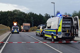 Tödlicher Unfall zwischen Flöha und Niederwiesa: Frau stirbt - Polizei sucht Zeugen - Bei dem Unfall am Montagabend ist eine Frau ums Leben gekommen.