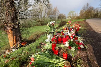 Tödlicher Unfall zwischen Tettau und Gößnitz: Meer aus Blumen und Kerzen am Fahrbahnrand - So sieht es an der Unfallstelle zwischen Tettau und Gößnitz aus.
