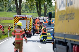 Tödlicher Verkehrsunfall auf der B 92 bei Plauen – Fahrer stirbt nach Kollision mit Baum - Auf der Bundesstraße 92 bei Plauen hat sich am Freitag ein schwerer Unfall ereignet.