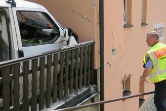 Tödlicher Verkehrsunfall in Breitenbrunn - Am Montagmittag kollidierte ein 67-Jähriger in seinem Transporter mit einer Hauswand. Bei dem Unfall kam der Mann ums Leben.