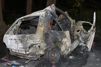 Tragischer Unfall: Eine 19-Jährige starb am Dienstagabend nahe Zwönitz. Ihr Wagen brannte vollständig aus.