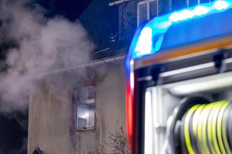 Tödlicher Wohnhausbrand im Erzgebirge: Ermittler haben zwei mögliche Ursachen im Visier - Ein Mann kam bei dem Brand Heiligabend in Thalheim ums Leben.