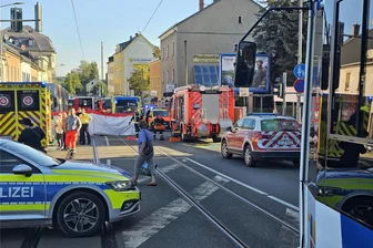 Tödliches Drama in Plauen: 600 Meter langer Unfallort gibt Rätsel nicht preis - Ein großes Aufgebot von Feuerwehr, Polizei und Rettungskräften war am 8. September auf der B 173 in Plauen im Einsatz. Kurz vor dem Verkehrsknoten Südinsel wurde der Körper des 87-jährigen Unfallopfers geborgen.