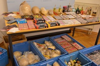 Tödliches Unglück in der Neujahrsnacht - Böller-Verkäuferin wegen fahrlässiger Tötung angeklagt - Von der Bundespolizei sichergestellte Pyrotechnik. Sie ist in Deutschland nicht zugelassen und gefährlich.